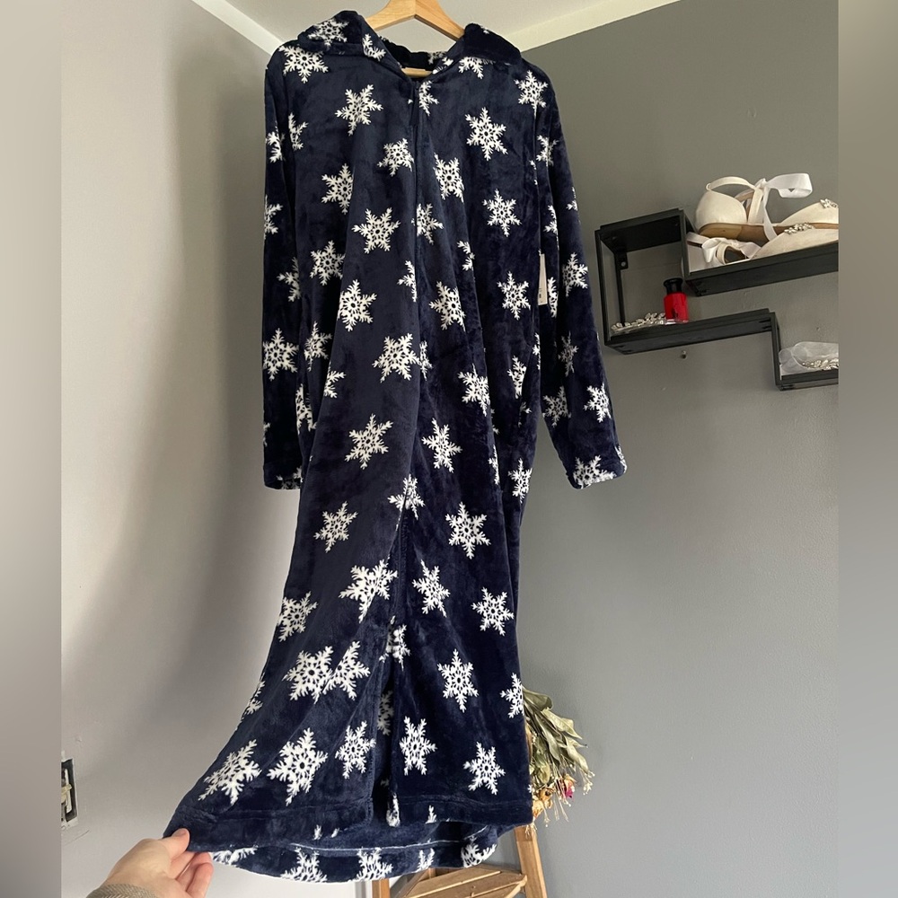 Snowflake Bath Robe NWT - Picture 2 of 3